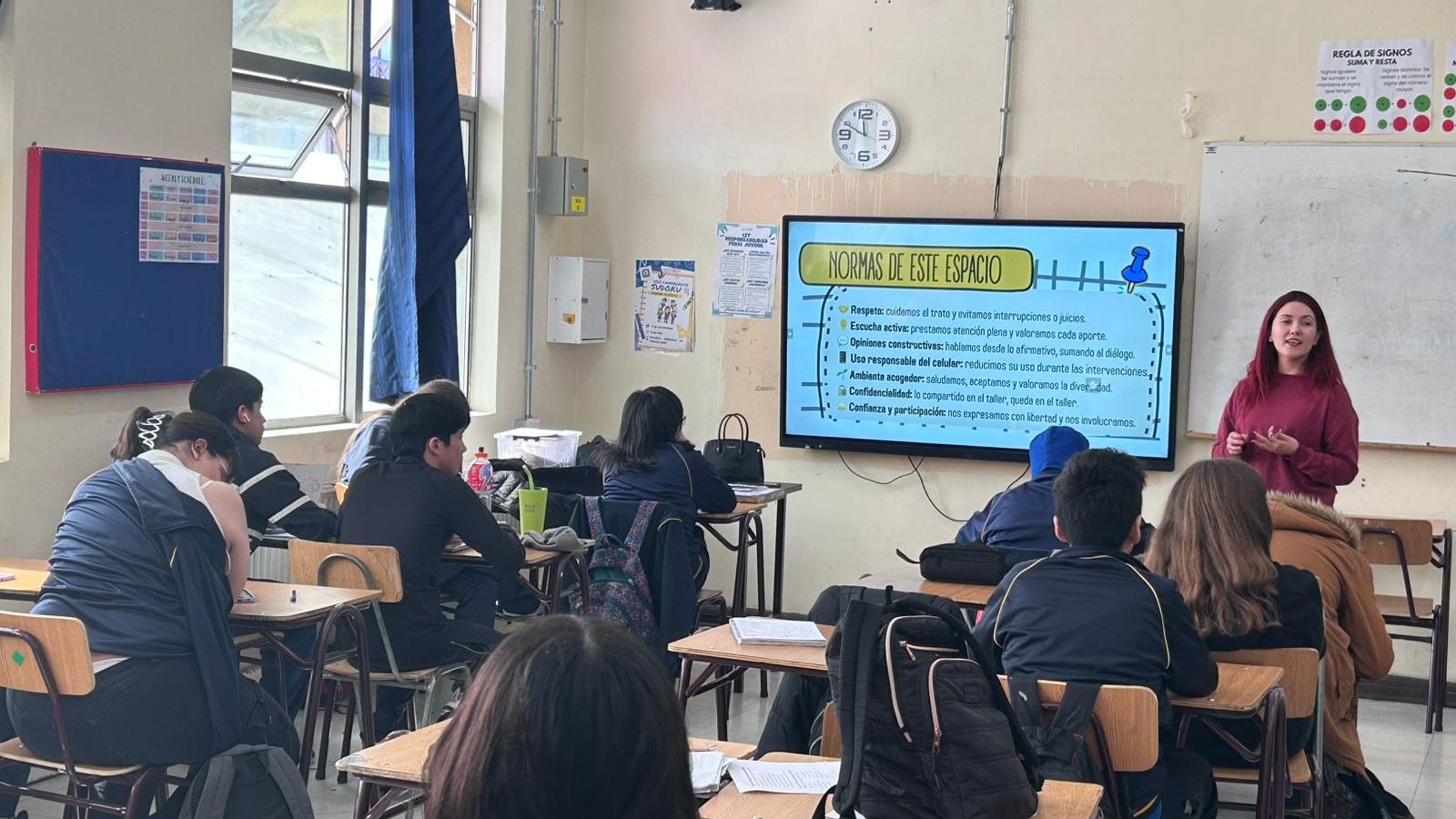 Charla en el Instituto Superior de Comercio (INSUCO)  impartida por la relatora Fernanda Poblete Castro