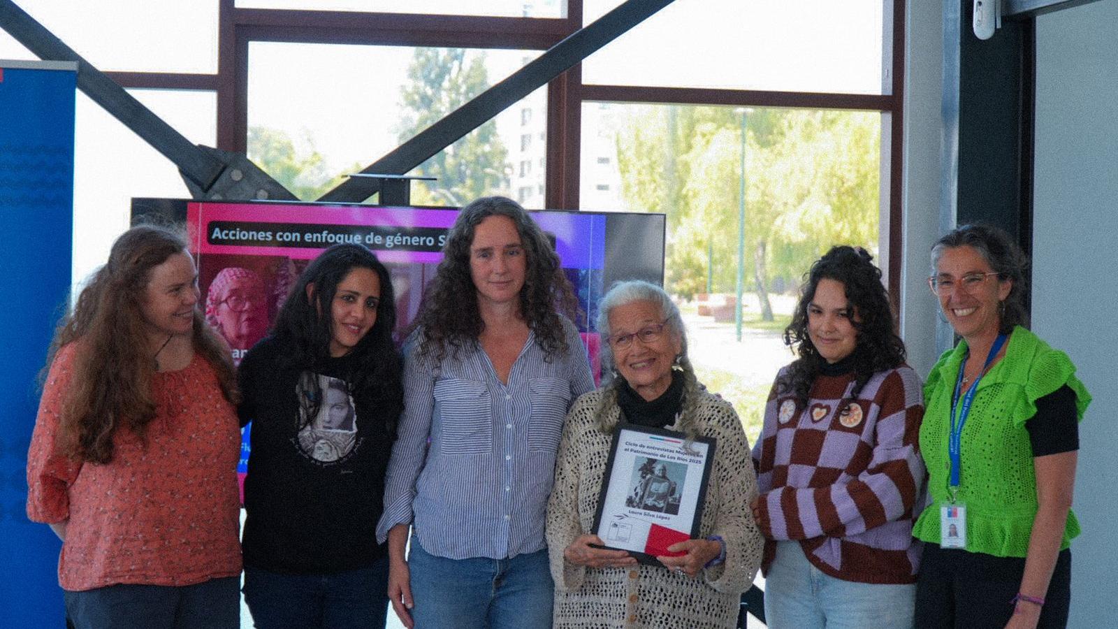 Francisca Corbalán Herrera, seremi de la Mujer y Equidad de género,  junto a las participantes y sus familiares