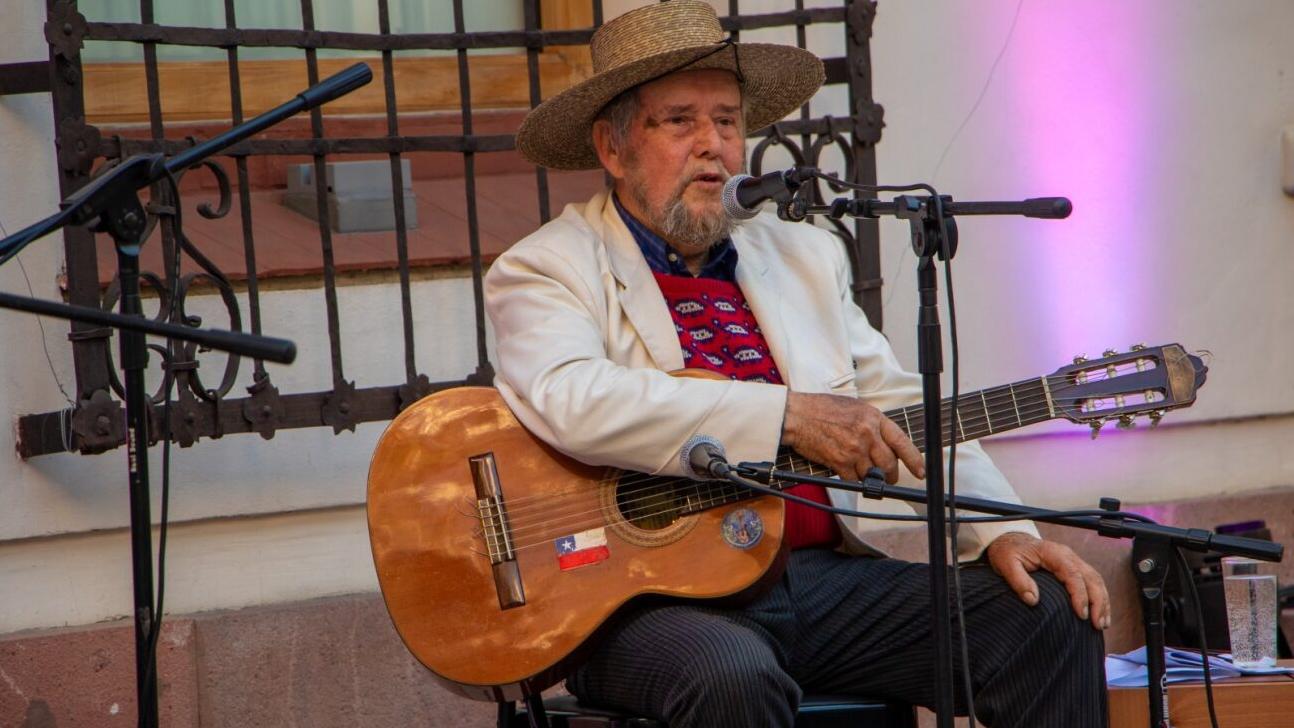 Domingo Pontigo con su guitarra