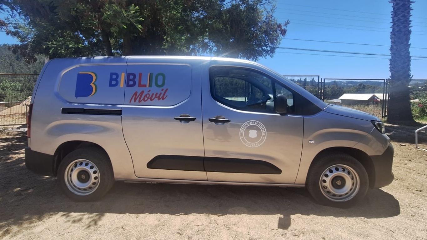 Nuevo Bibliomóvil acerca la lectura a la comuna de Paredones