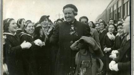Gabriela mistral junto a niñas