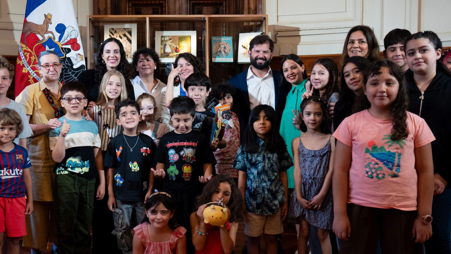 El Presidente de la República Gabriel Boric y autoridades de cultura y patrimonio junto a niñas y niños
