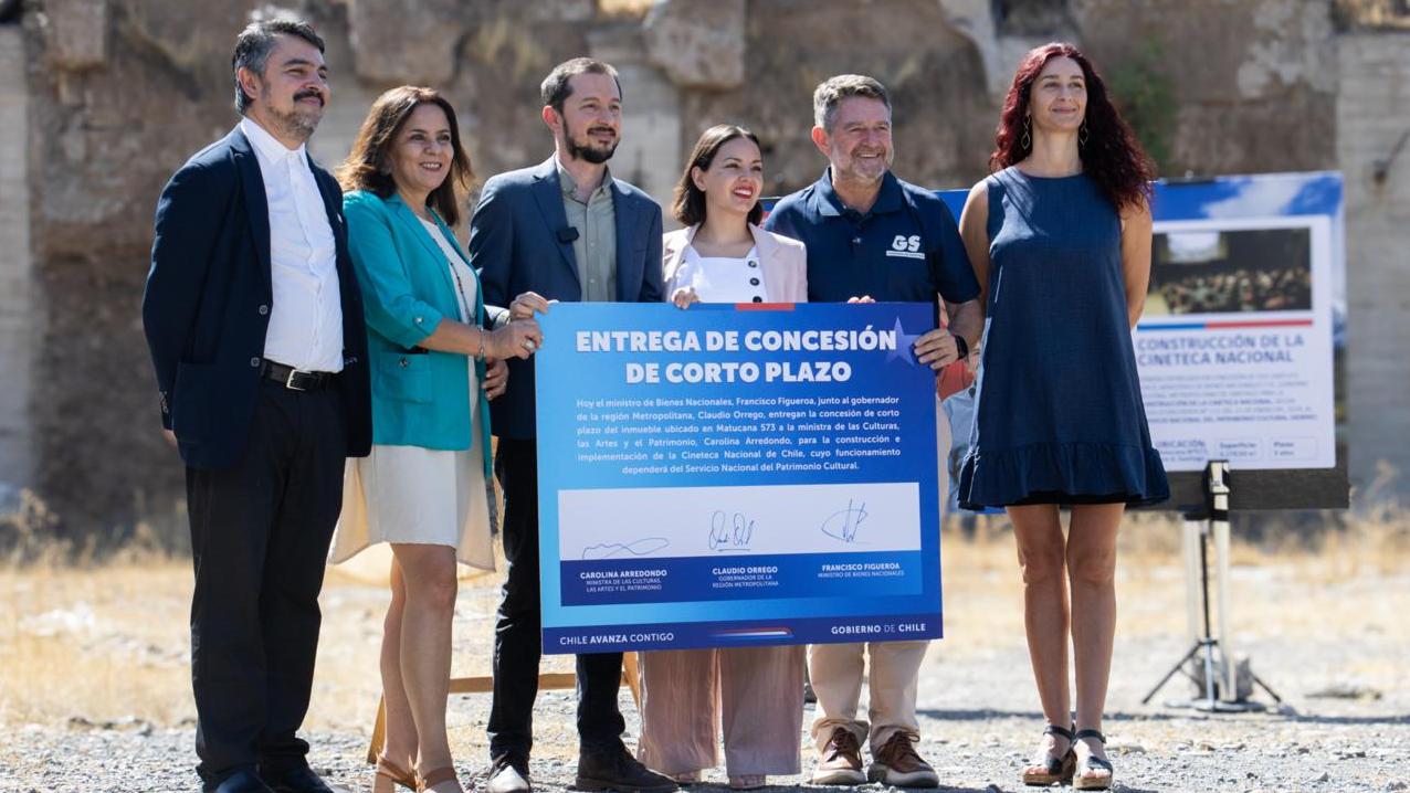 Autoridades de Cultura, Bienes Nacionales y Gobierno Metropolitano sostienen un letrero en terreno.