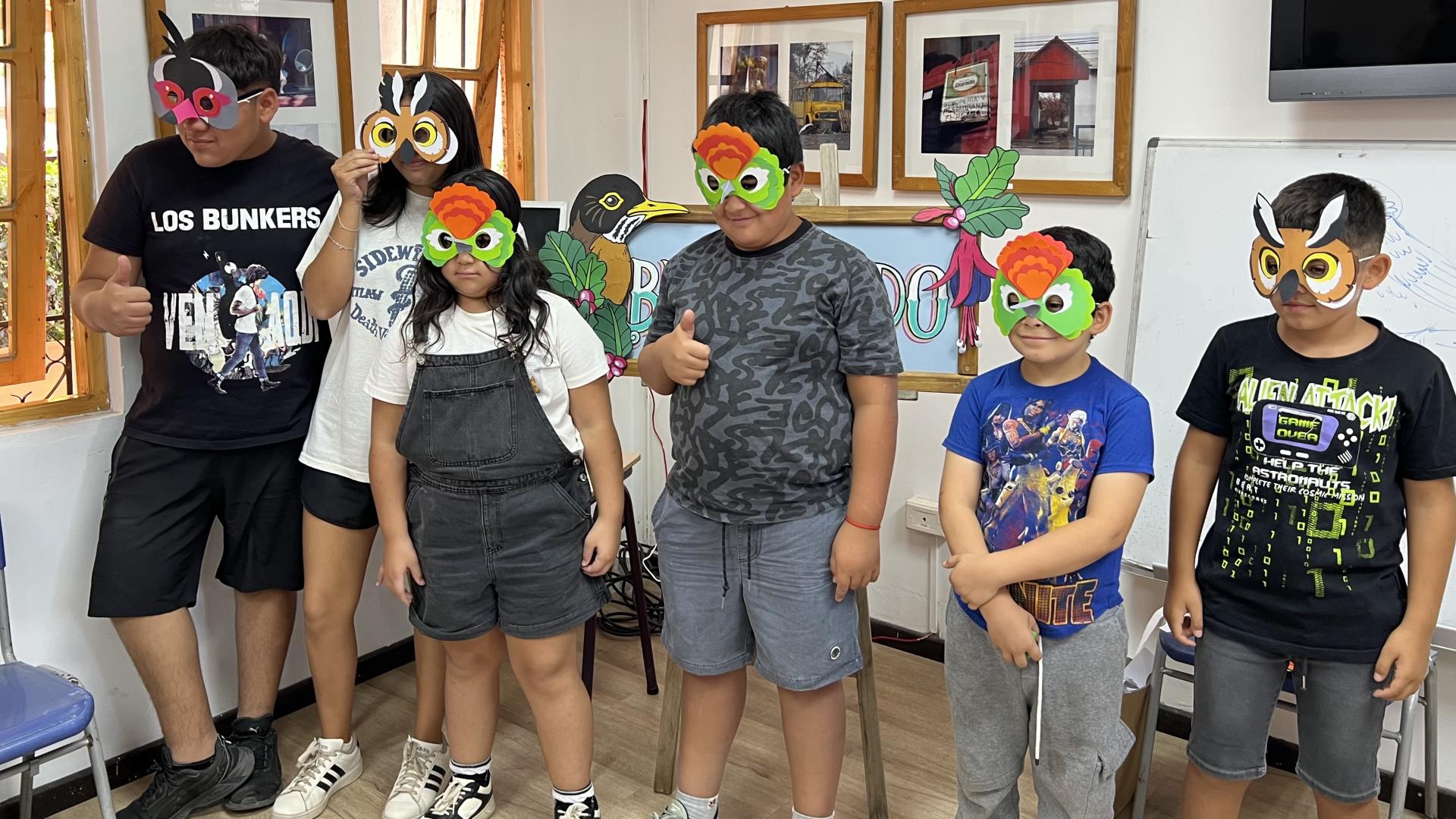 Niñas y niños participantes del taller “Máscaras de Aves Chilenas”