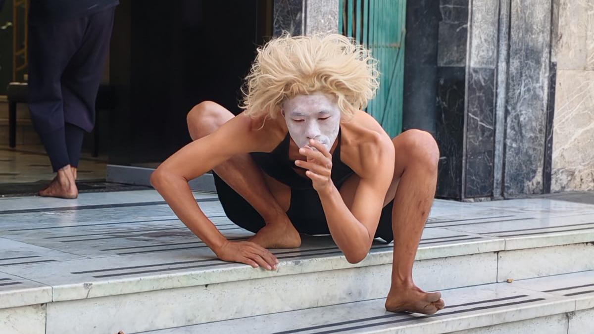 Maestro Yin Lou en la obra ACCESS