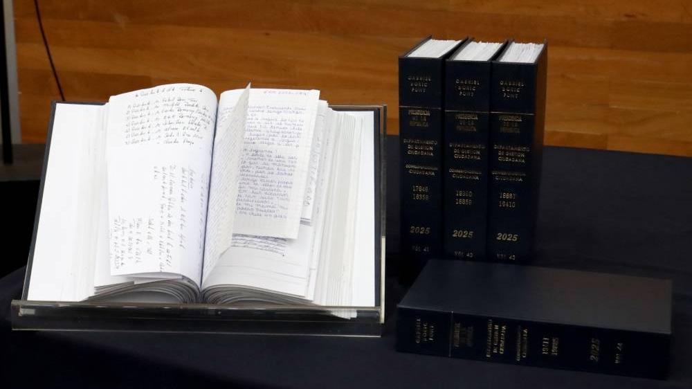 Documentos en una mesa.