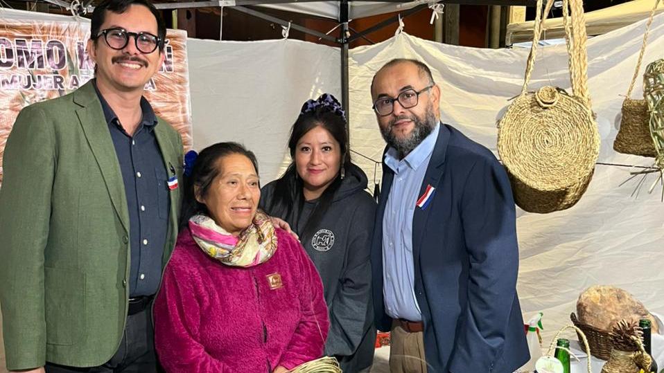 Artesana Alicia Maliqueo Ñanco y autoridades regionales