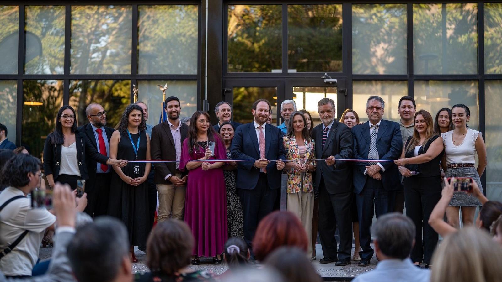 Corte de cinta de nuevo Café Literario de Huechuraba