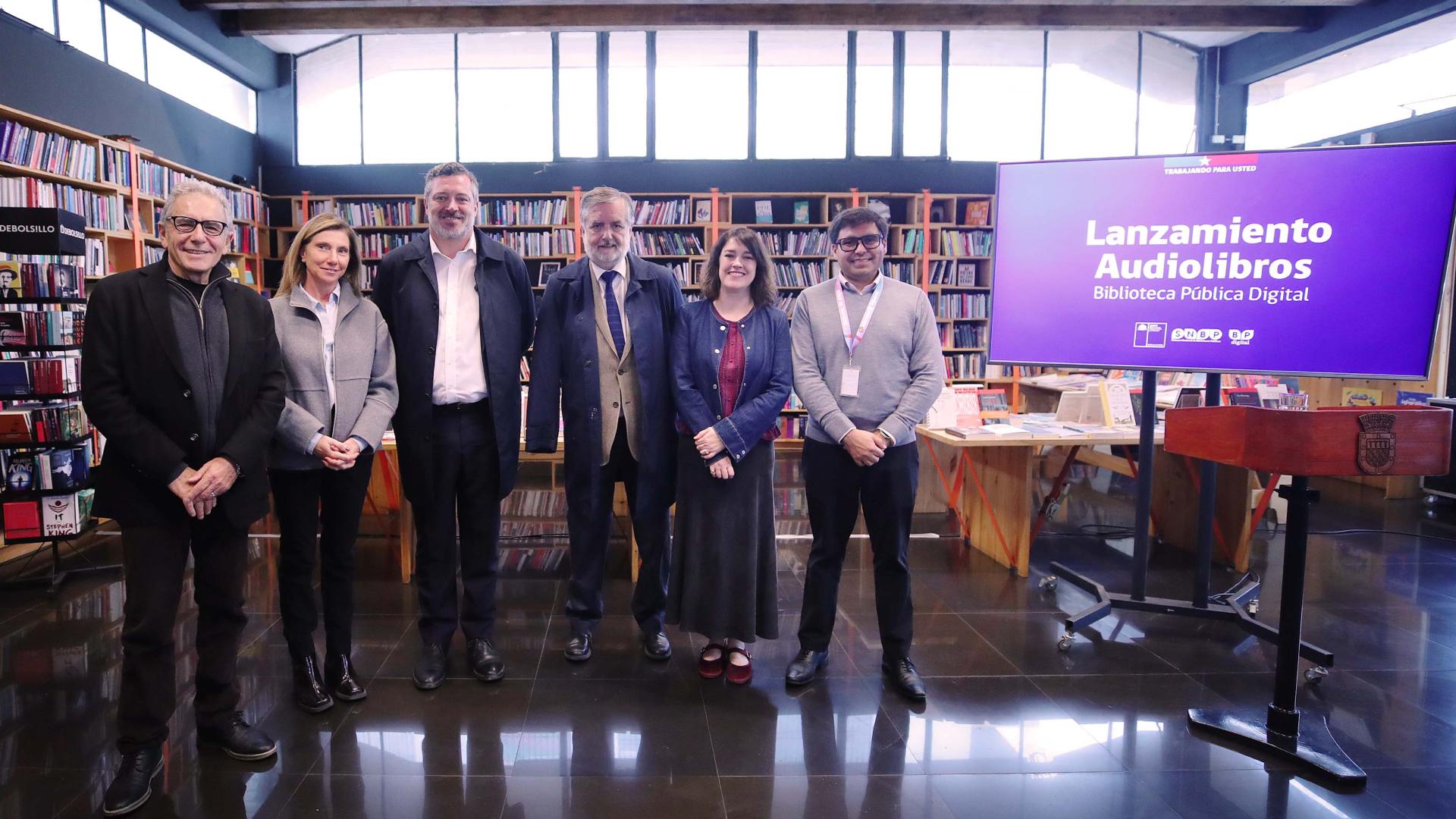 Autoridades y directivos de cultura y patrimonio en lanzamiento en Café Literario de Ñuñoa