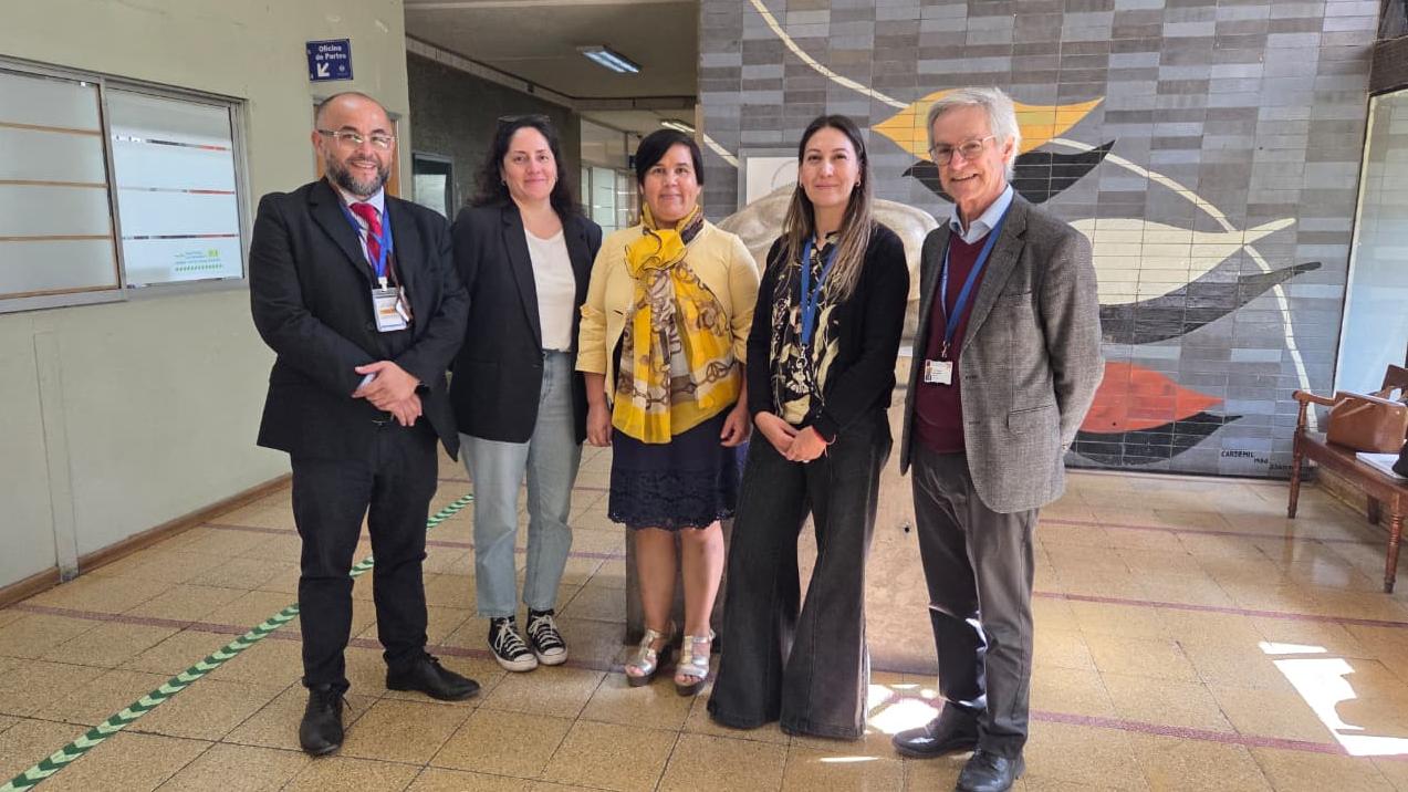 El director regional del Serpat, Gabriel Díaz Morales, el director del Psiquiátrico Dr. Horwitz, Dr. Juan Maass Vivanco, la jefa de asesoría jurídica, Carolina Carvajal, las bibliotecarias de la Universidad Tecnológica Metropolitana (UTEM) Alicia Ramírez y Melisa Jofre.