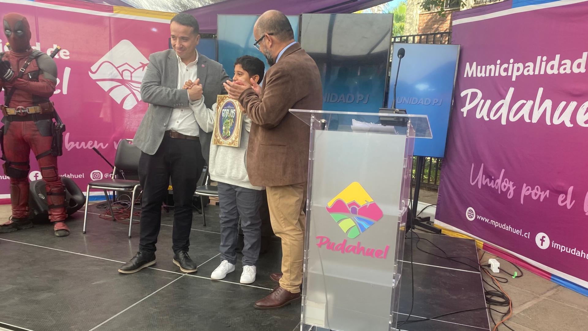  A Mathias Berrio Hernández se le premió con un libro de Goblins.