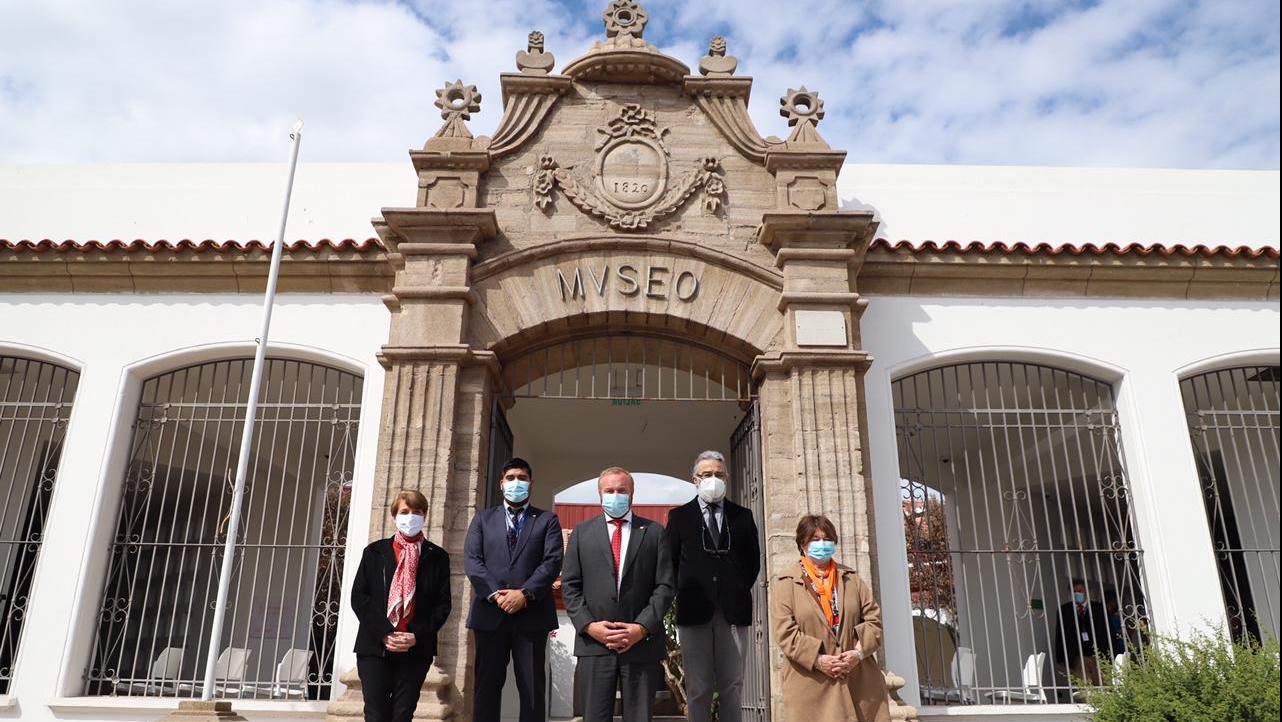 Autoridades en la entrada del Museo Arqueológico de La Serena