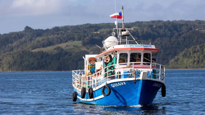 A bordo de la bibliolancha de Quemchi, Ministerio de las Culturas conmemora el Día Mundial del Libro