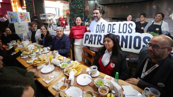 Autoridades en desayuno realizado en La Vega Central