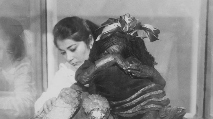 Nieves Acevedo con el Niño de El Plomo, 1980.