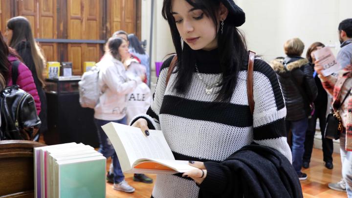 usuaria leyendo libro
