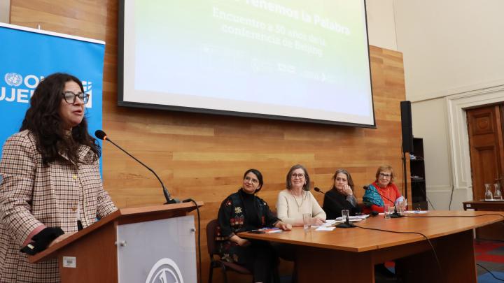 Ministra de la Mujer y la Equidad de Género, Antonia Orellana Guarello, junto a las panelistas del Encuentro “Nosotras tenemos la palabra. A 30 años de la Conferencia de Beijing”