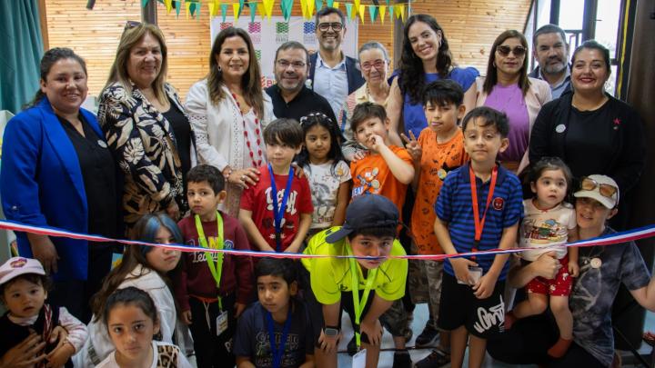 Autoridades y usuarios en la inauguración