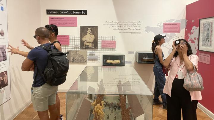 Visitantes en la sala 1 del Museo Ciudadano Vicuña Mackenna