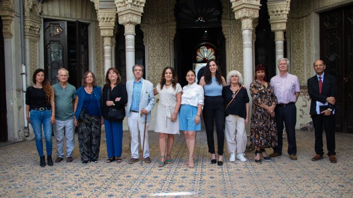 Autoridades de Cultura y de la Sociedad Nacional de Bellas Artes en el Palacio de la Alhambra.