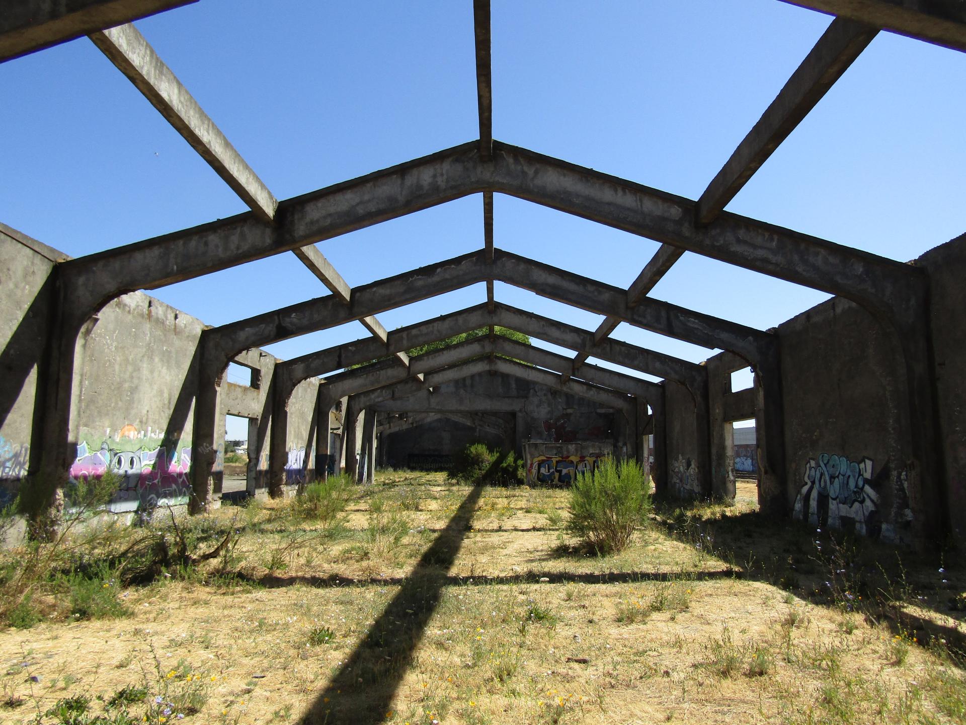 Vista interior estructuras bodegas para Museo Regional de Ñuble