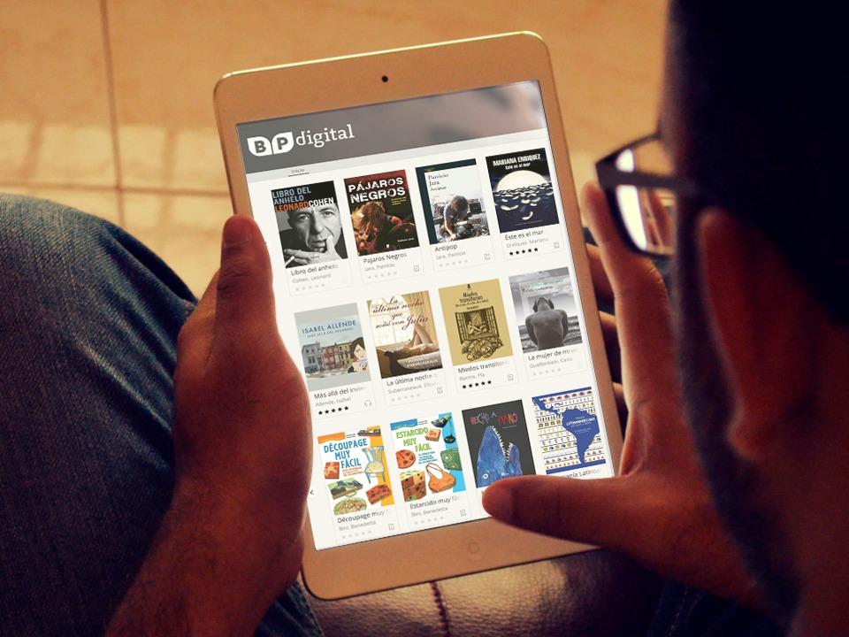 Persona navegando web de biblioteca pública digital