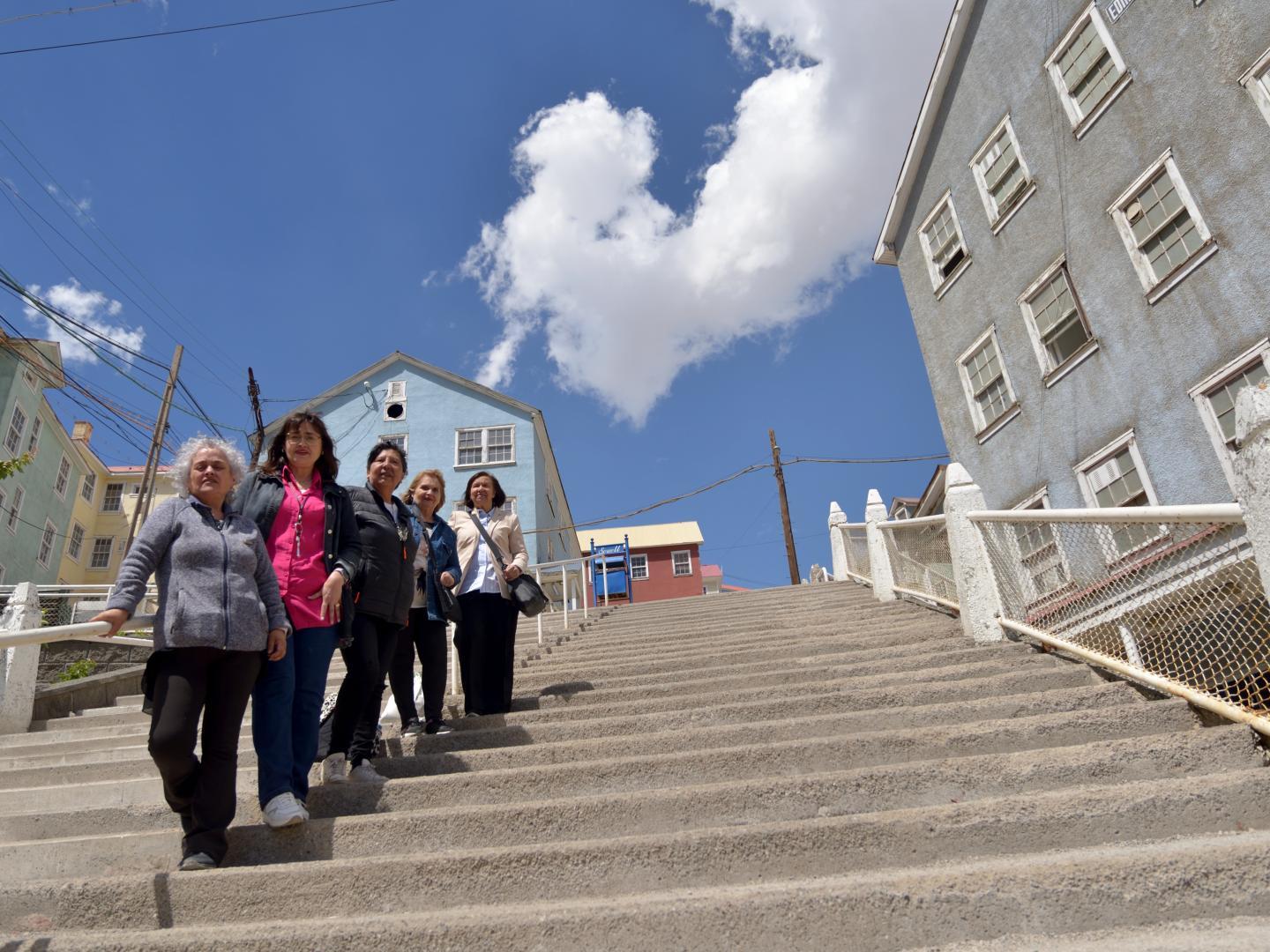 Mujeres en una de las escaleras del Sitio de Patrimonio Mundial Sewell