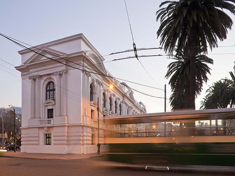 Exterior de la Biblioteca Santiago Severin