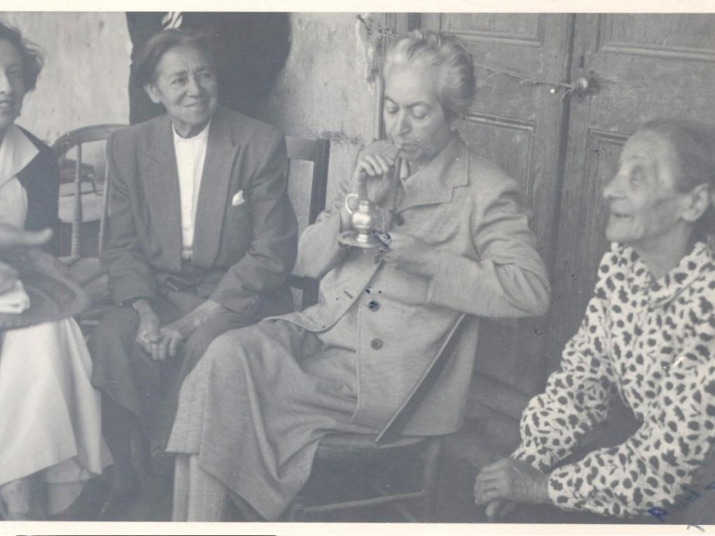 Gabriela Mistral en su escuela