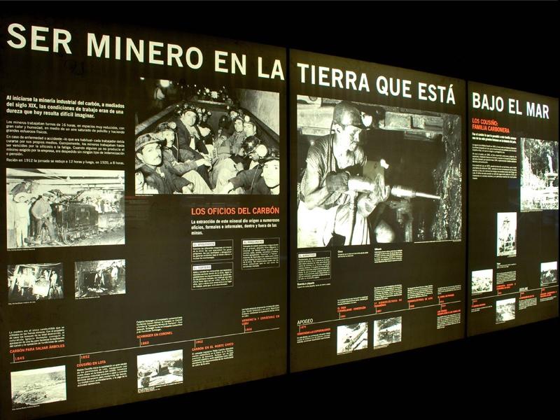 "Ser minero en la tierra que está bajo el mar". Panel que exhibe cronológicamente procesos históricos y sociales de la actividad carbonífera.