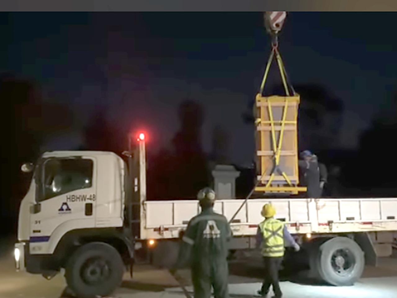 Moai es subido en el camión que lo trasladará a su punto de embarque