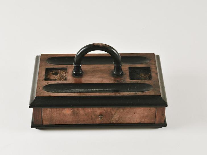 Traveling Desk (frontal view)