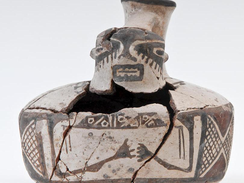 Jar with anthropomorphic features measuring 144 mm. The inside has been smoothed and the outside polished with white slip. It is decorated with brown and black geometric figures. It is from the Late Period and its horizontal band corresponds to the decorative patterns that characterize the stage in which forms from the pre-Inca period coexisted with the influence of Cusco.