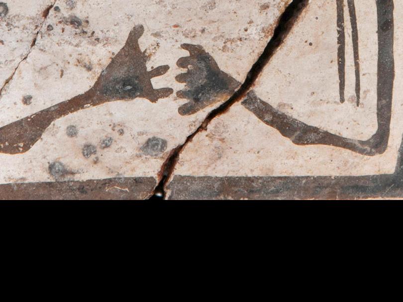 Jar with anthropomorphic features measuring 144 mm. The inside has been smoothed and the outside polished with white slip. It is decorated with brown and black geometric figures. It is from the Late Period and its horizontal band corresponds to the decorative patterns that characterize the stage in which forms from the pre-Inca period coexisted with the influence of Cusco.