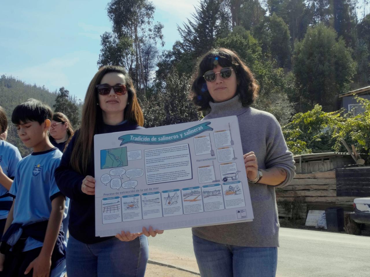 Entrega de afiche sobre las salinas a Colegio Luz María de Crespo