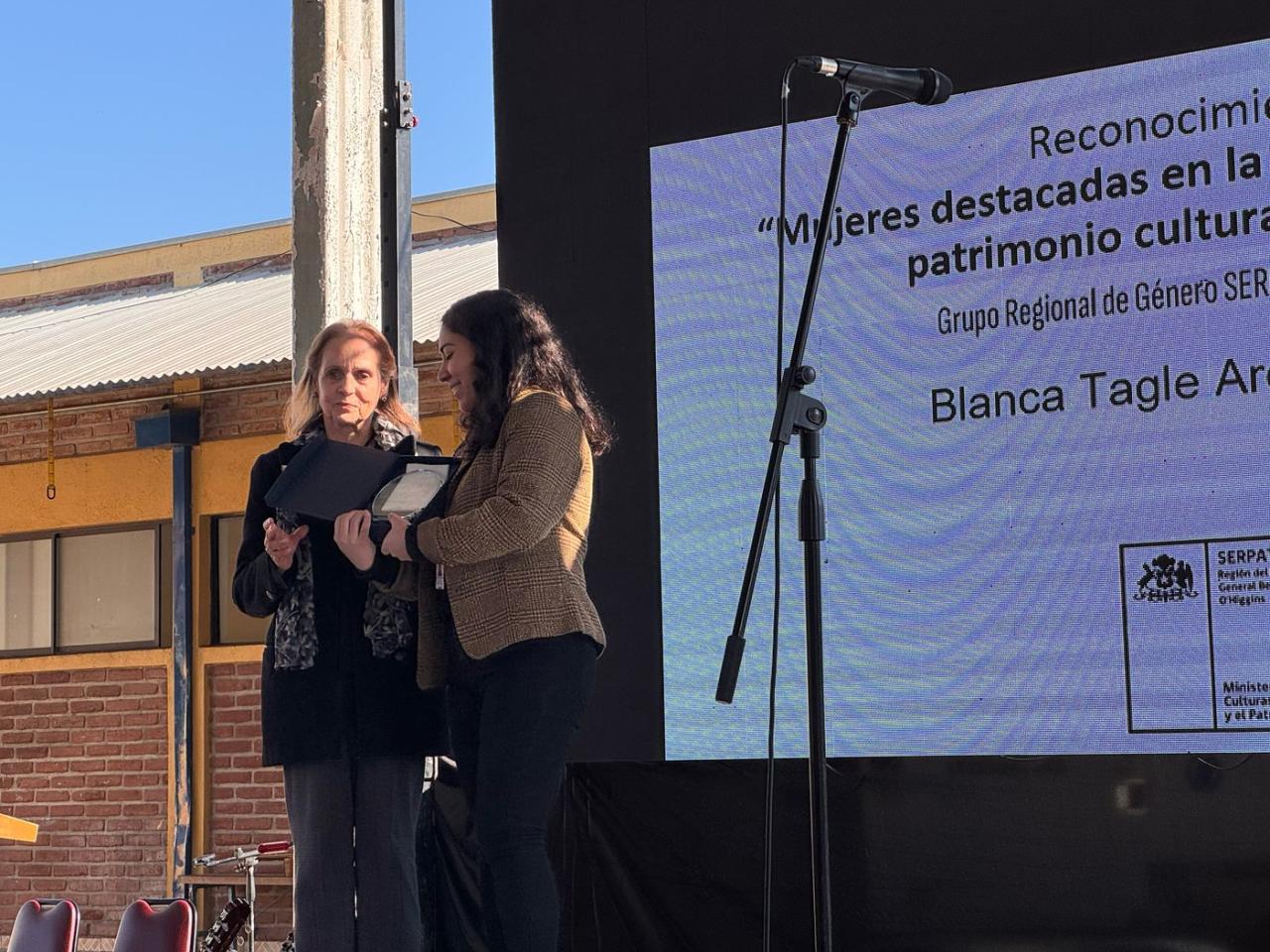 Entrega de reconocimiento de mujeres destacadas en la puesta en valor del Patrimonio Regional