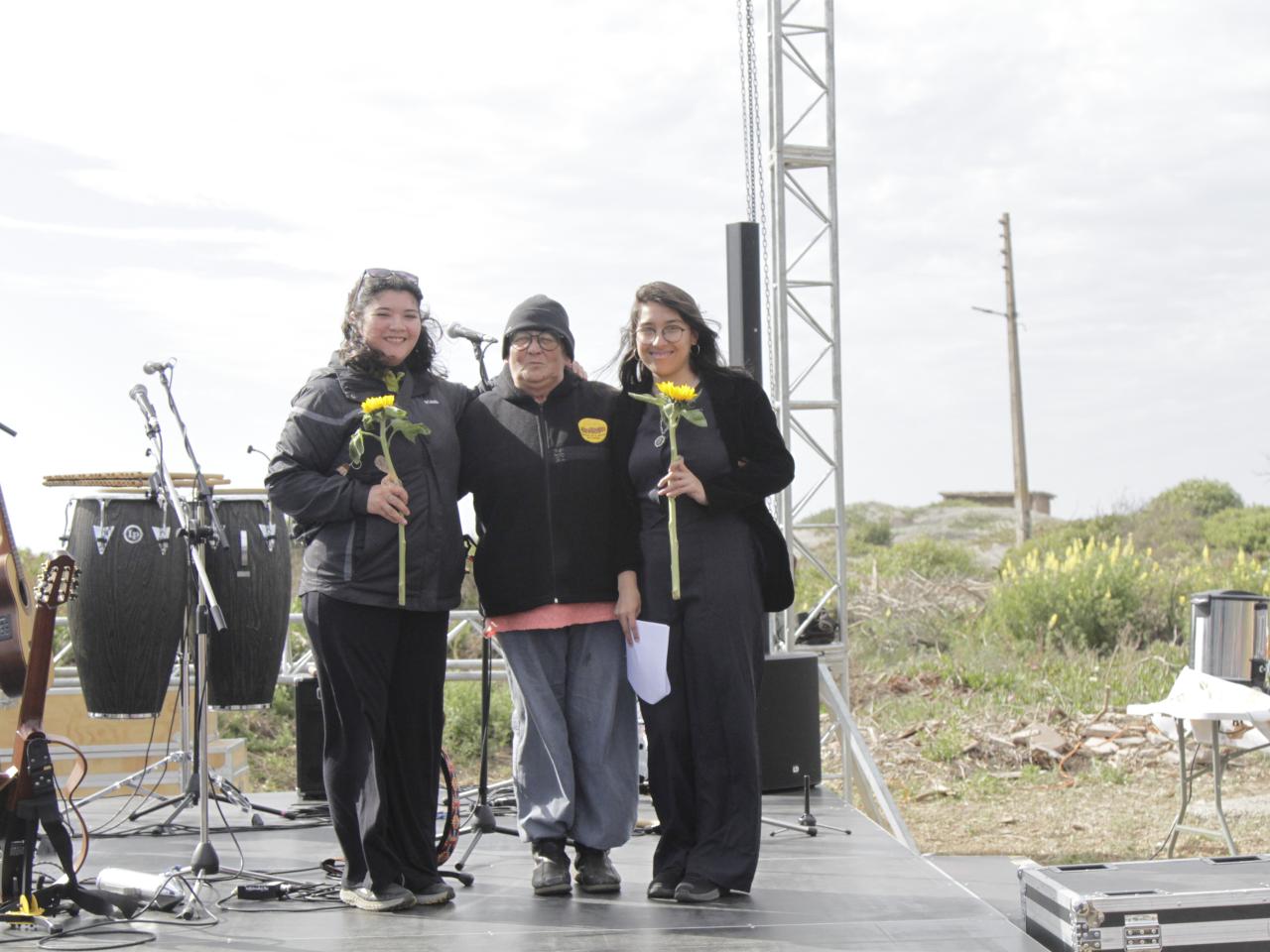 grupo de estudiantes secundarias que eran parte de un colectivo estudiantil llamado Retran Weichafe y que hoy tras 10 años siguen vinculadas a la Fundación.
