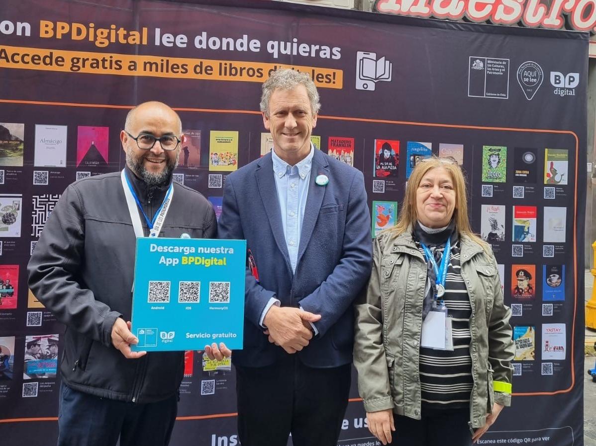 Ministro de Transportes visita stand de la Dirección Regional