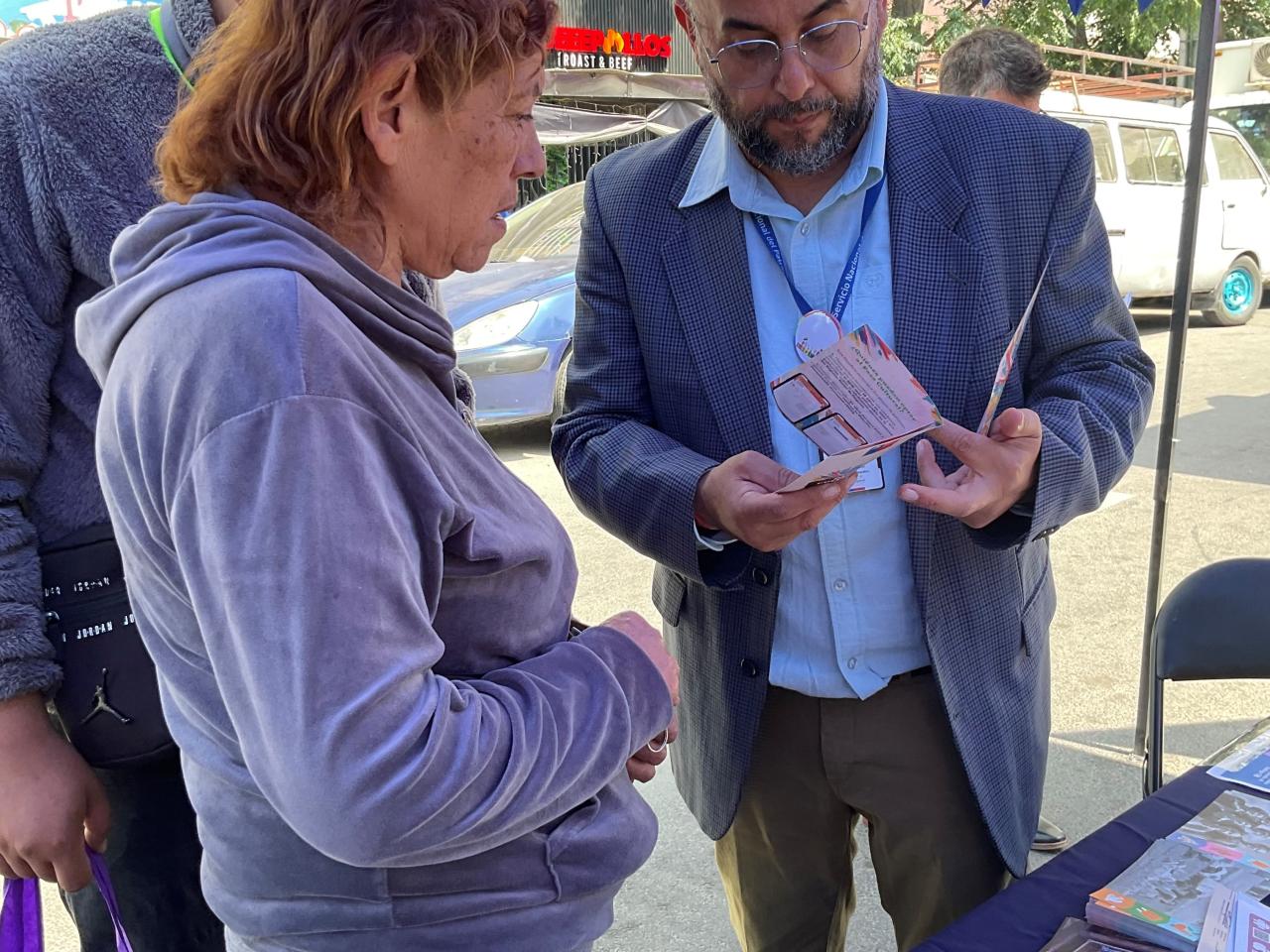 Gabriel Diaz entrega información durante la feria