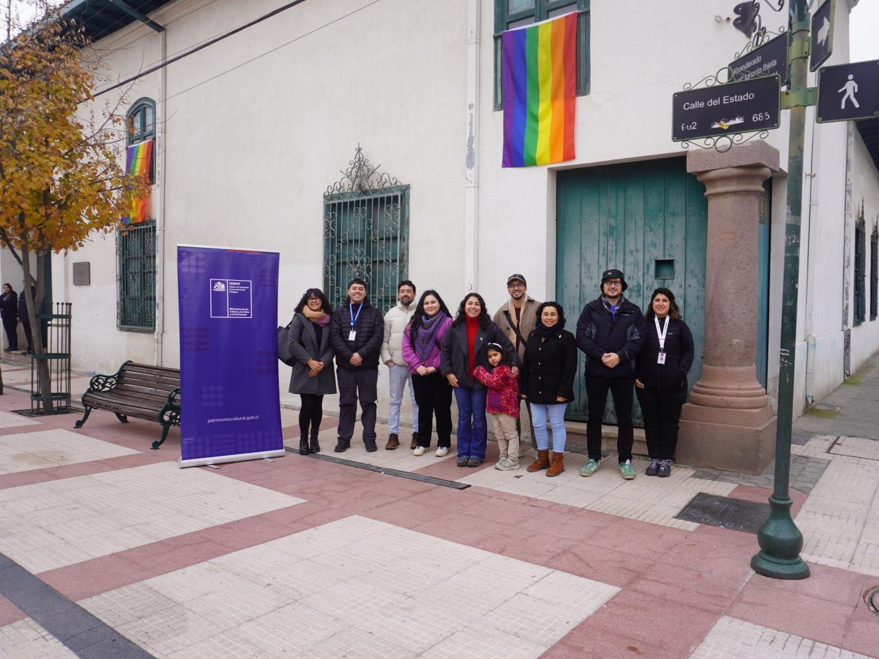 Despliegue de banderas en conmemoración del Día del Orgullo LGBTQIA+