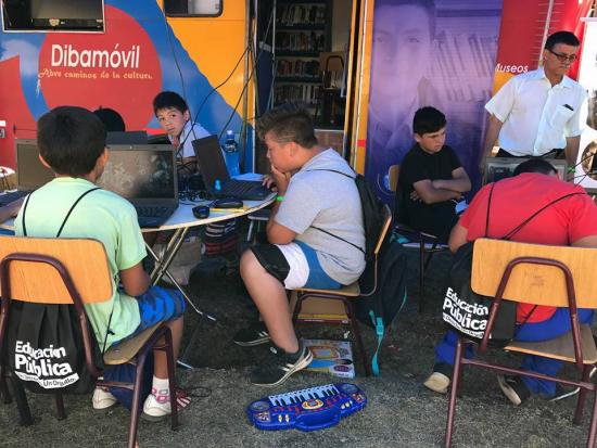 Préstamo de libros, acceso a computadores con conexión a Internet, llevó el Dibamóvil a Santa Olga