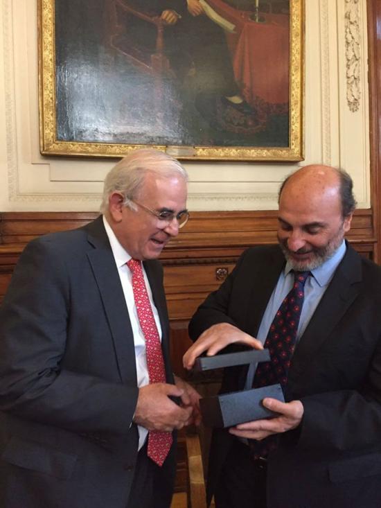 El Director de la Dibam, Ángel Cabeza junto al presidente de SONAMI, Diego Hernández