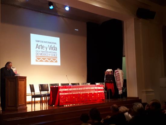 El Subdirector de la Biblioteca Nacional, Pedro Pablo Zegers en la inauguración del simposio sobre la tradición artesanal en México y Chile