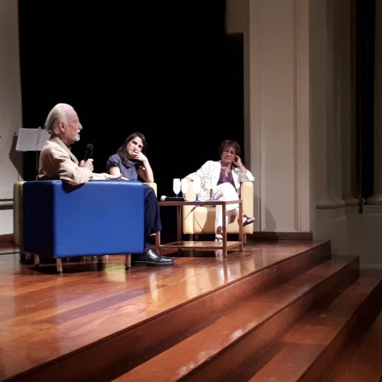 El maestro Fernando García en el conversatorio, “La diáspora de los músicos en 1973", junto a Mariela Ferreira, directora del conjunto Cuncumen