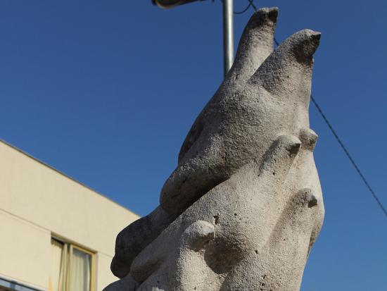 Escultura dedicada a las víctimas de violaciones a los DDHH de 3 y 4 álamos.