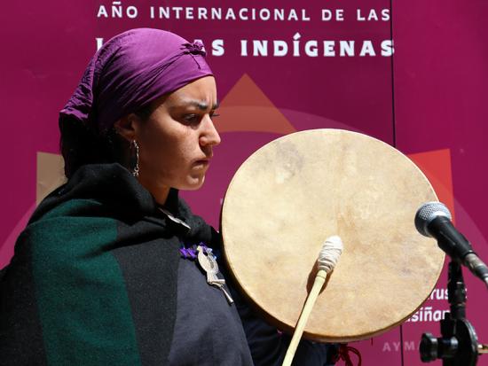 La artista y cultora mapuche Monserrat Antileoy se presentó junto a Khano Laitul.