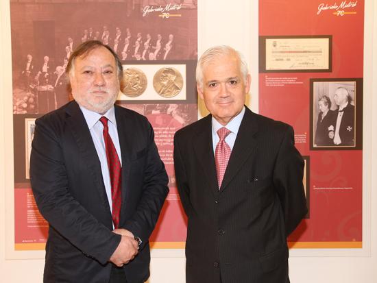Pedro Pablo Zegers, director del Archivo del Escritor, y Enrique Marshall, vicepresidente de BancoEstado.