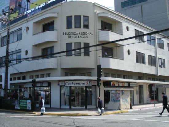 Fachada de la Biblioteca Regional de Los Lagos.