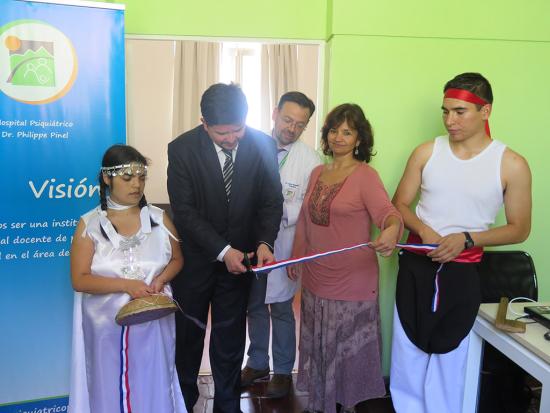 José Cortés (Dibam), Jaime Retamal (hospital psiquiátrico) y Wilma Olave (Servicio de Salud Aconcagua) inauguran la biblioteca.