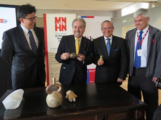 El director (s) Dibam, José Cortés junto a los embajadores de Perú y Ecuador, Fernando Rojas y Homero Arellano, respectivamente y el director del Museo Nacional de Historia Natural, Claudio Gómez.